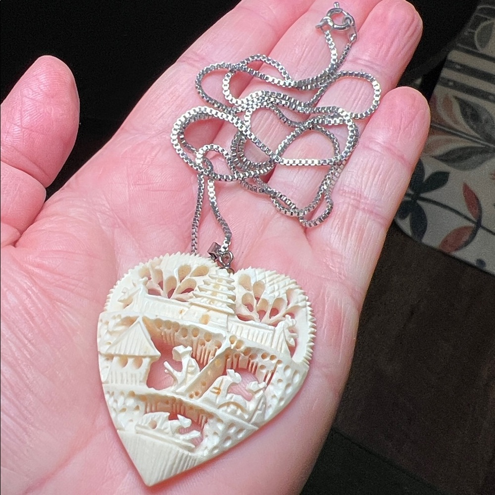 VTG Asian Carved Bone Heart Pagoda Village Scene Pendant Silver Tone Necklace - Picture 6 of 7